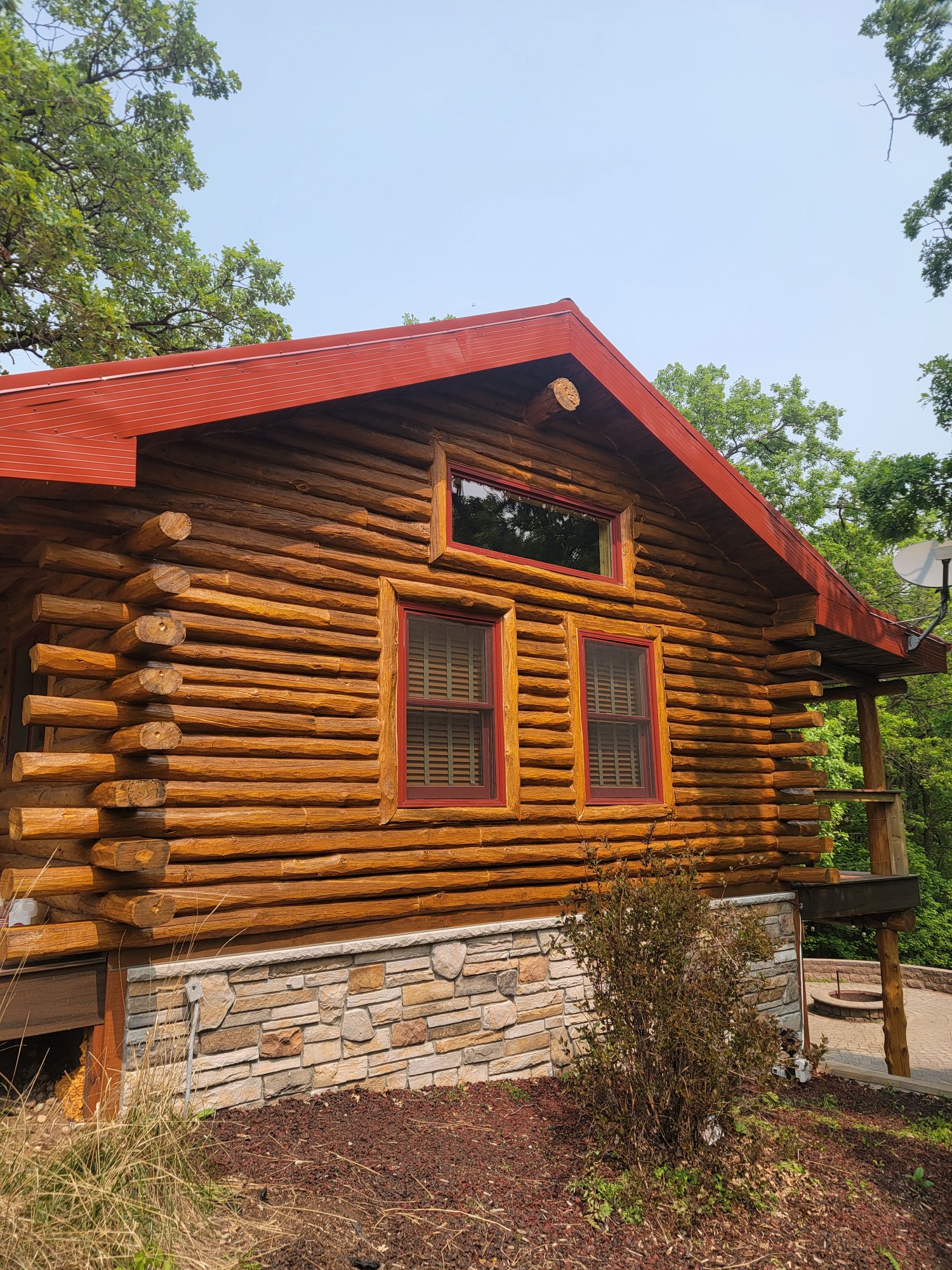Log cabin stained with red trim